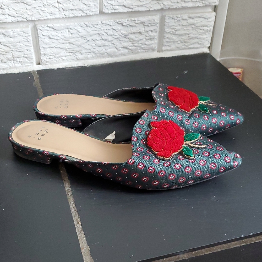 A New Day Embroidered Floral Rose Women's Mules Sz 7.5 Festive Unique Coquette